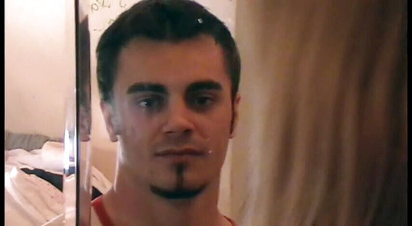 Femdom Austria: 她让他擦她的镜子