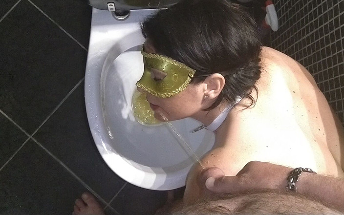 Toilet Mommy: 彼女が私の継父の小便を試した後、私は二度と私の太ったペニスを水で洗うことはありません