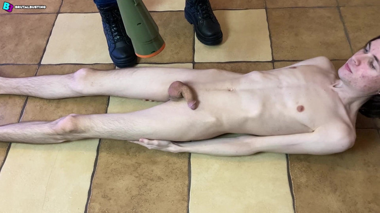 David Marcek: Il donne des coups de pied fous dans ses testicules !...