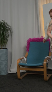 Tettona vera teen flessibile bambola scopata ruvidamente con dildo