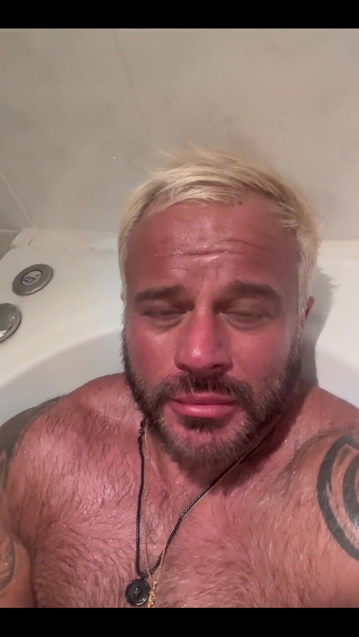 Bjorn Andrey: Haz clic si quieres estar a mi lado en hot...