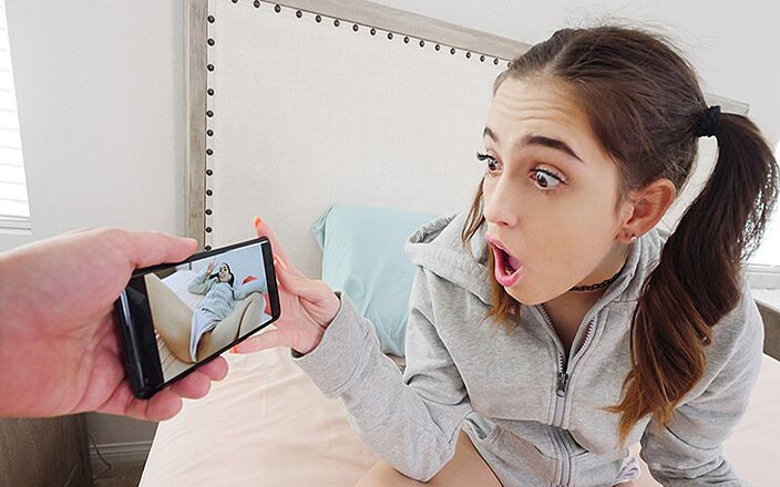 Sis Loves Me: Urocza nastoletnia przyrodnia siostra dostaje spust na twarz - największa twarz...