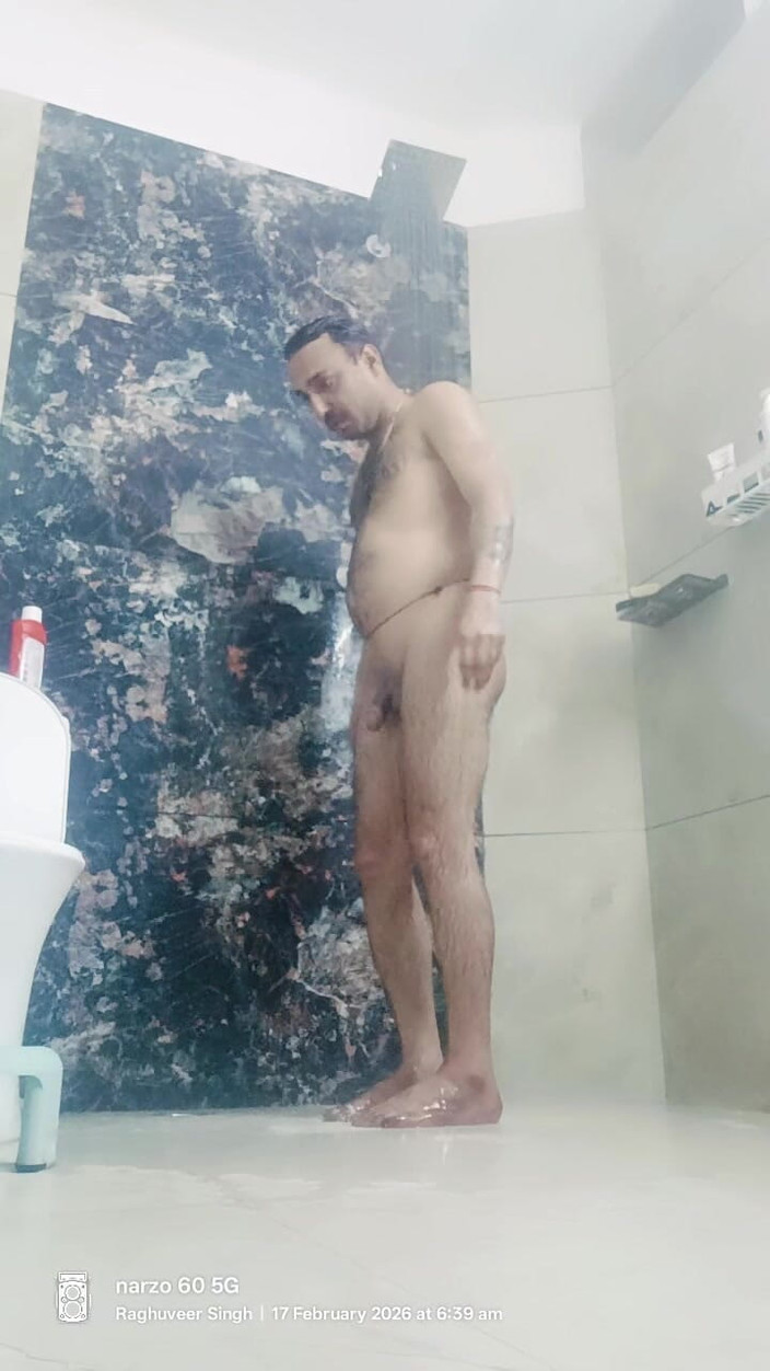 Rajasthani-old-lover: 샤워하는 미시 인도 남자