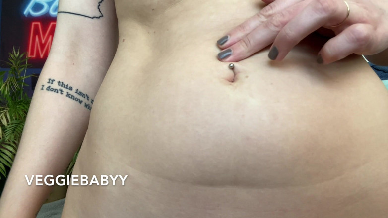Veggiebabyy: Fingering and Lotioning My Belly Button