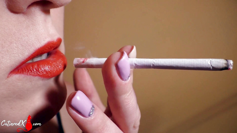 Catin Red: 漂亮女人被抽烟，口交鸡巴和颜射