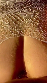 Vagina pelosa, scoreggia, respira e fa suoni quando viene scopata dal suo grosso cazzo.