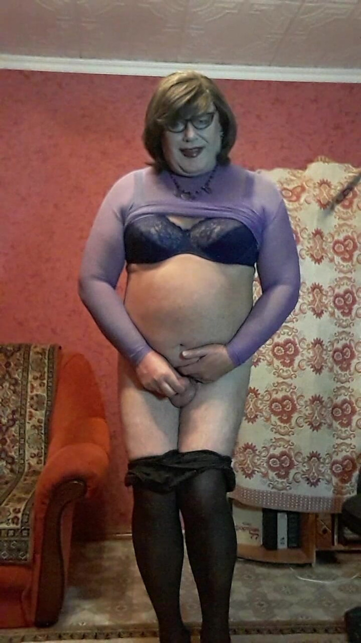 Pichechka: Sissy Irene tira a meia-calça e se acaricia