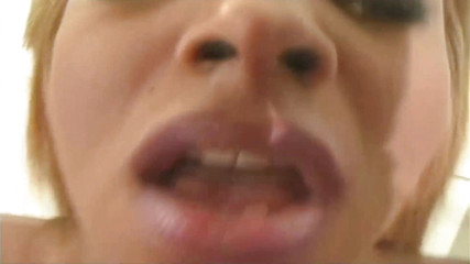 Transcumzcom: Vecchio scopa ragazza trans arrapata per la prima volta