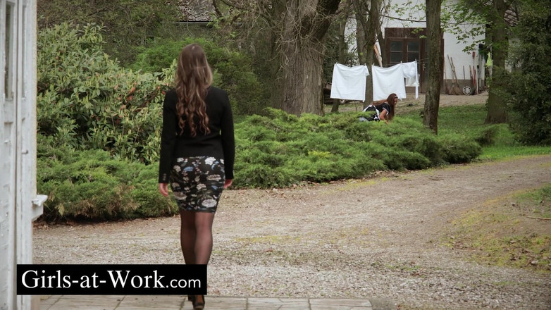 Girls At Work: 与 2 丰满女仆的淫荡游戏