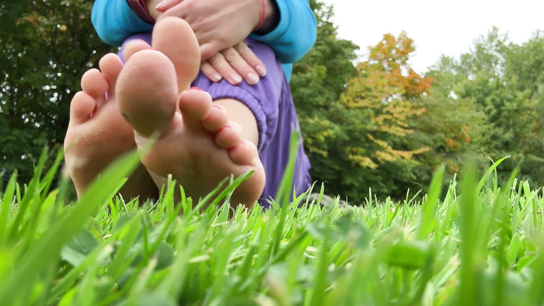 Emma Voyeur: 裸足の屋外足の礼拝