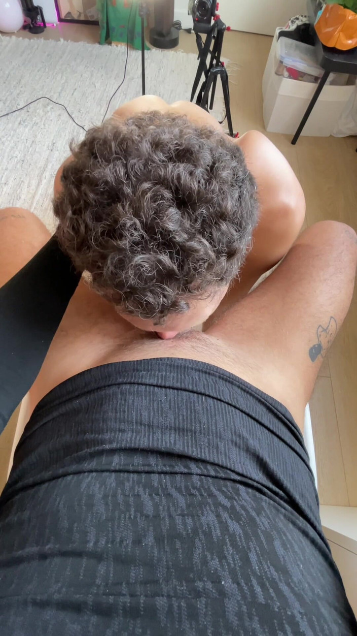 Harry_Jen: Harry_jenゲイのディープスロートが大量の唾液分泌で私の太いチンポに仕える