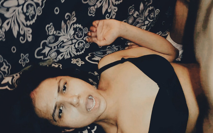 Hot Sis: Latika粗暴性爱狗式和性感的脸表情