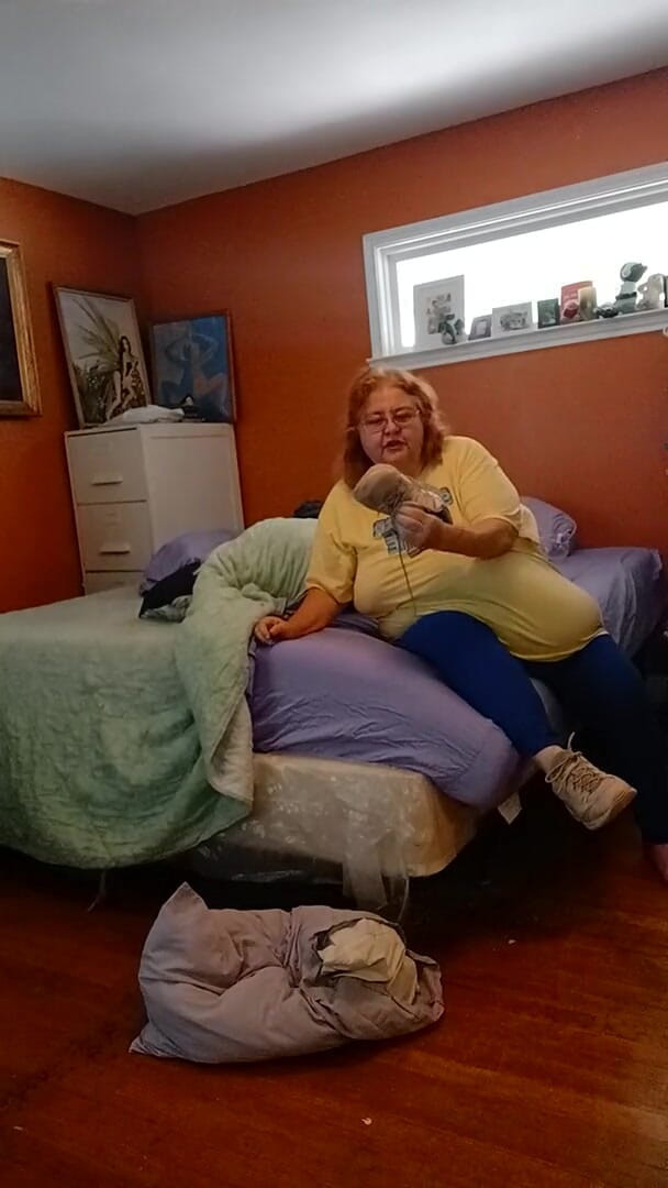 BBW nurse Vicki adventures with friends: Páchnoucí tenisové boty Pewwwee