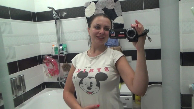 Sexy Milf: Sexy Kate peeing for you