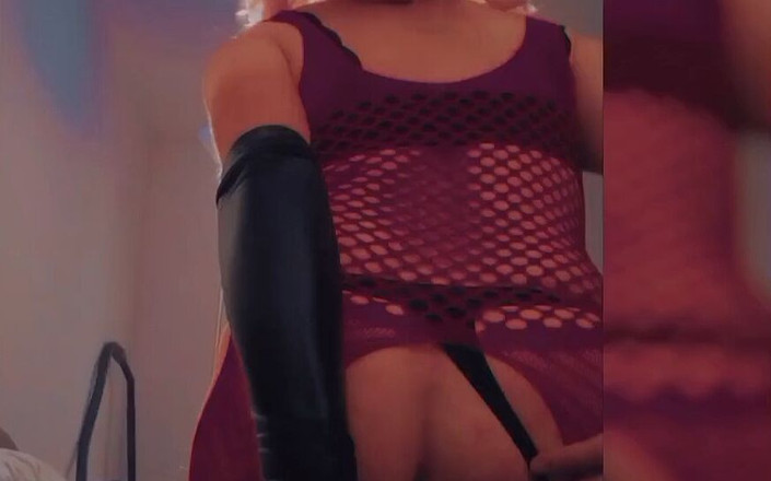 Tina Anit: ティナは彼女のお父さんがいなくて寂しいので、彼女は彼女のおもちゃに乗る