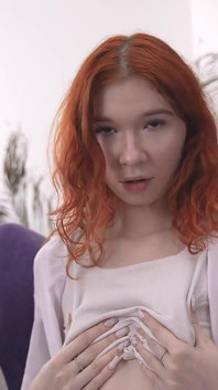 My18teens - fată roșcată cu țâțe foarte mici atingându-și pizda perfectă