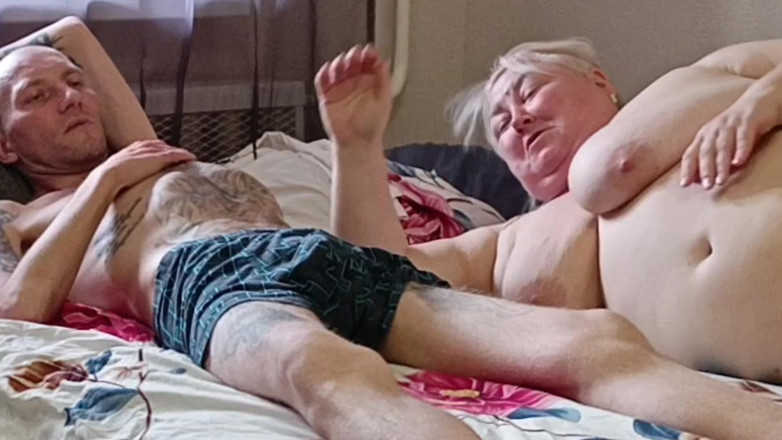 Zona901: 继母熟练地吮吸鸡巴并吞下精液