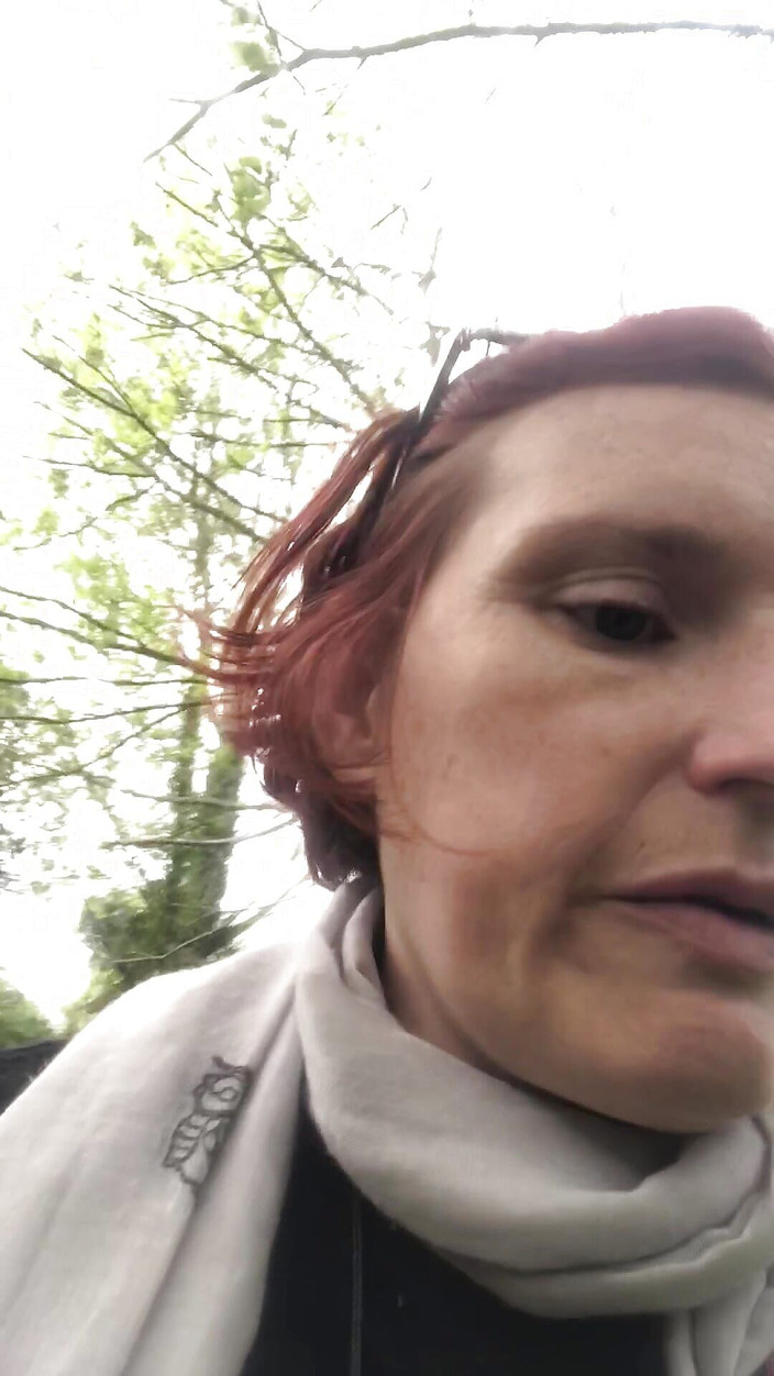 MistressWriggler: 淫荡的妈妈把她的T恤拉起来，露出她华丽的乳房和浮肿的乳头，而她滑在泥地里N个幻灯片