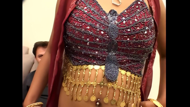 The Swingers & CO.: Hintli evli kadın komşus un yarağı için ahlaksız bir sürtüğe...