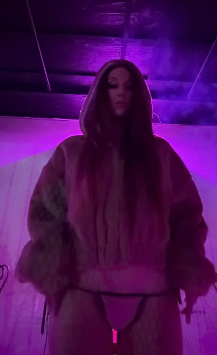 Artemisia Love: L’un d’eux une cigarette en bikini et une veste au...