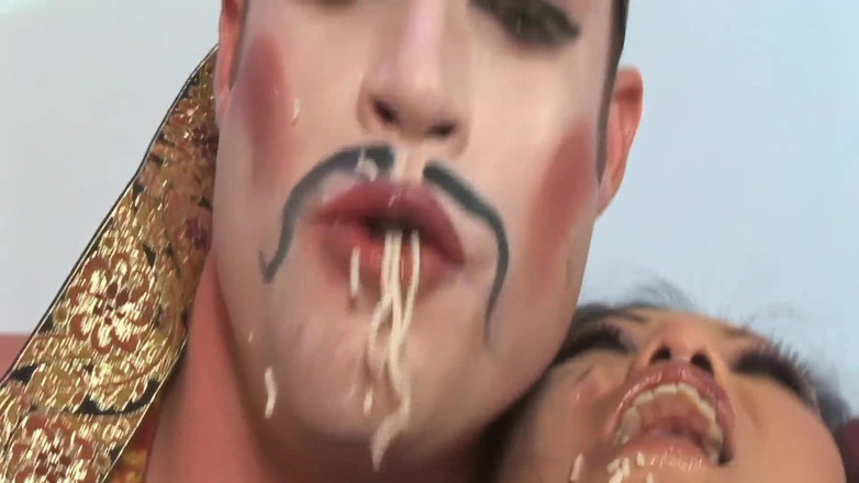 Radical Asian: La miLF asiatica si fa un bagno in noodles e...