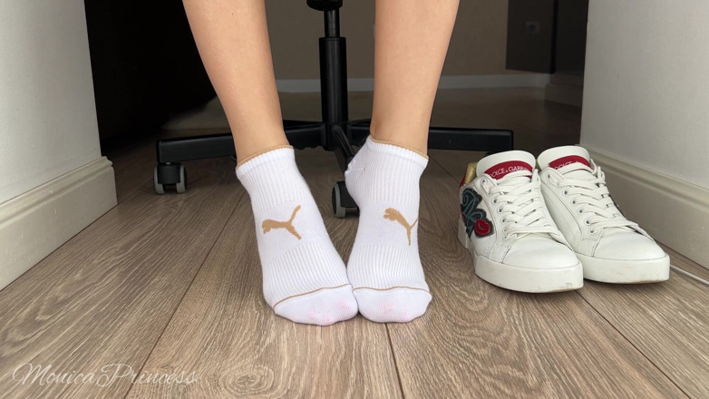 Princess Monica: Bermain kaki dalam kasut, stoking, barefoot