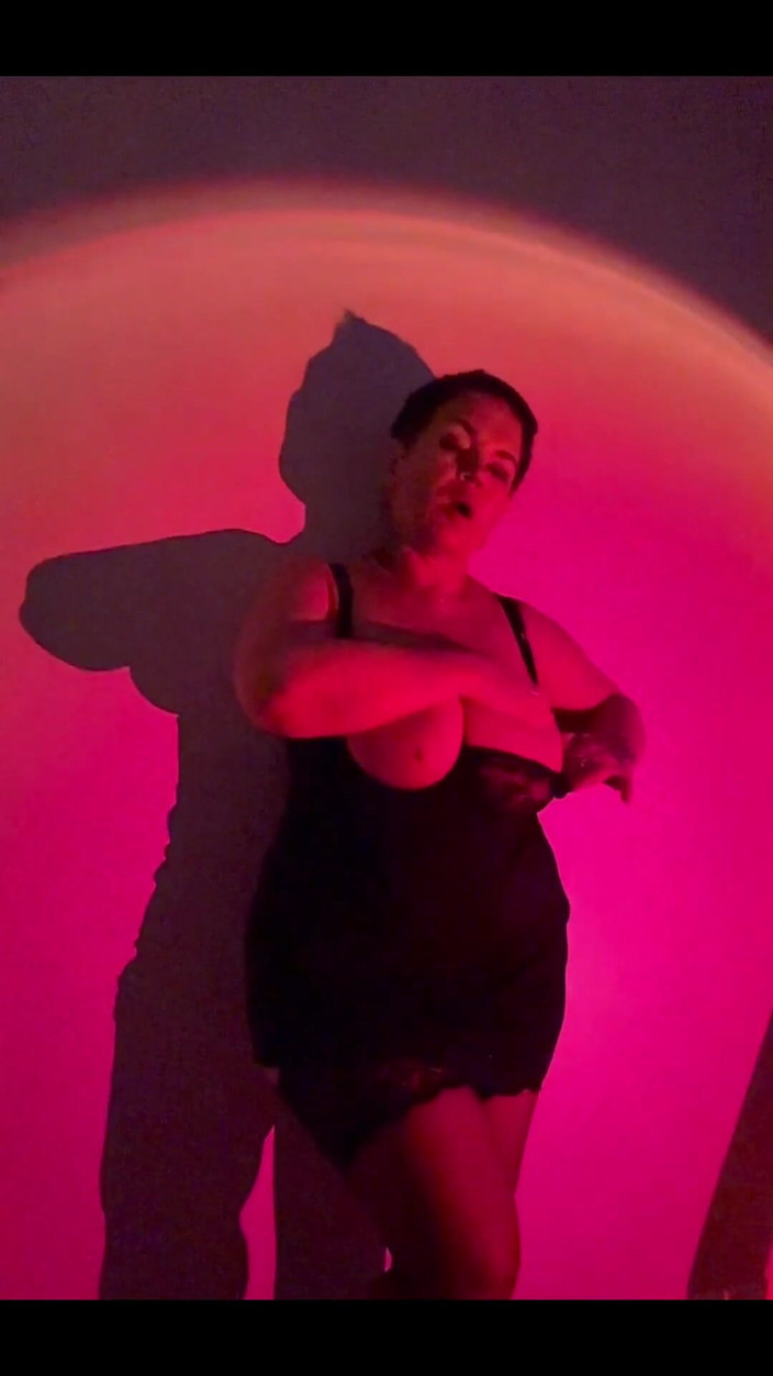 KarmenMilf: 皆さん、良い夜をお過ごしください、新しい照明にワクワクしています