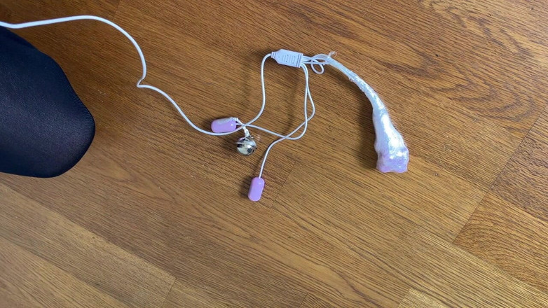 megu2002: 如何一边撸逼一边自慰