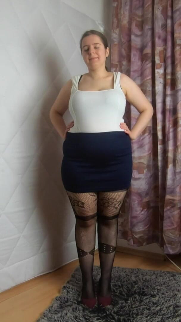 Lingerie Review: Mini-jupe talons et bas résille non censurés