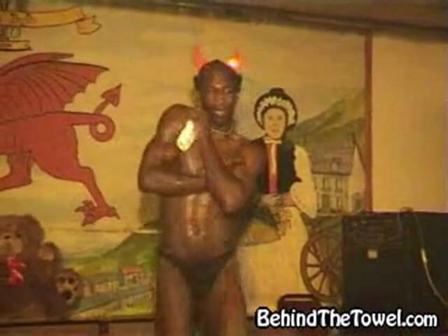 Behind The Towel: Meisjesfeest gaat goed met deze sexy zwarte man