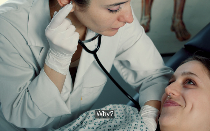 Miss Flora: Freche patientin - lesbische ärztliche untersuchung