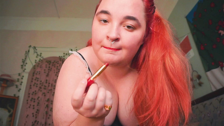 AssGives: Товстушка покоївка танцює і малює губи