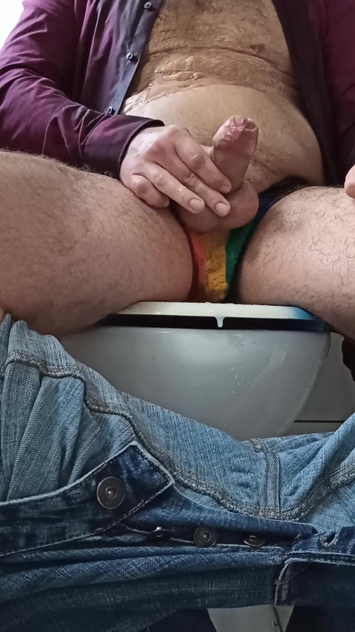 Alex Butt: Alex đi tiểu trên quần áo của anh ấy