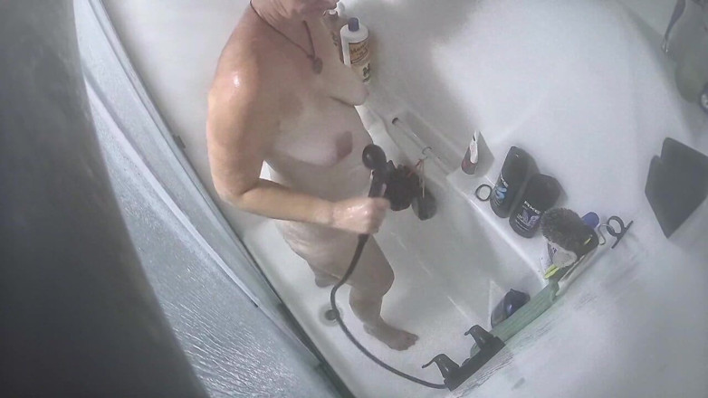 KittieNoOne: Kittie duscht