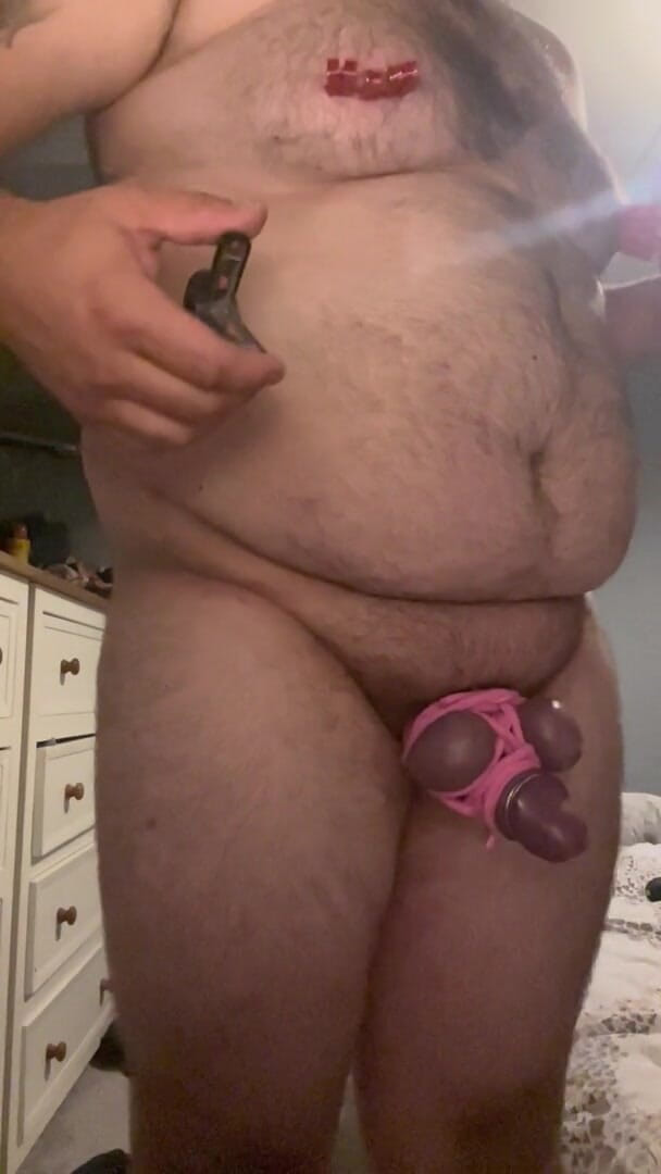 Shaun Cbt: チンポとボールは、濃い紫色に変わり、しびれて冷たくなるまで、ピンクのロープで非常にきつく縛られています