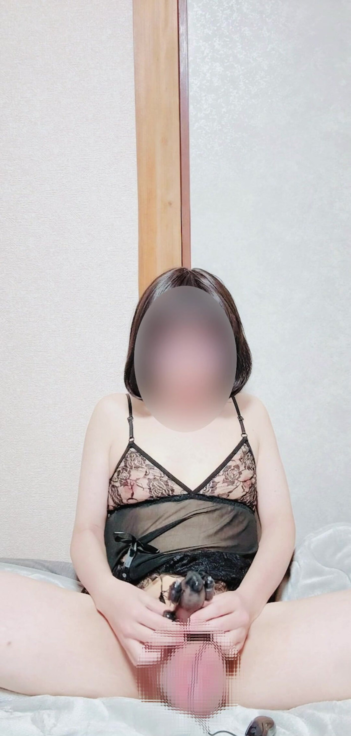 Madoka: La masturbazione con vibratore di una ladyboy