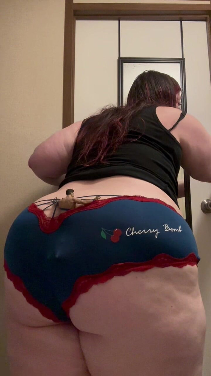 BellaBlast: Dominacja Cherry Bomb Giantess Fart