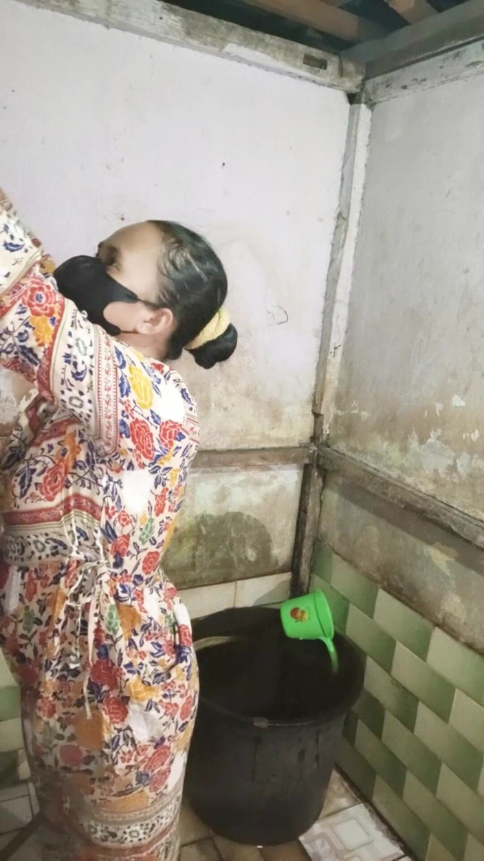 Rania: 자위하는 동안 샤워하는 의붓 여동생을 보았습니다.