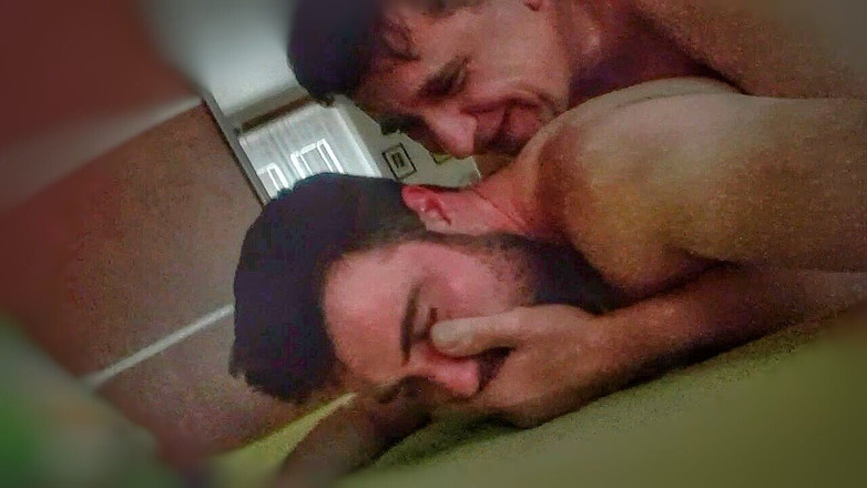 Bisexual love: जब पत्नी व्यापार यात्रा पर होती है