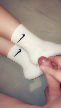 Footjob in langen socken und kommt auf socken