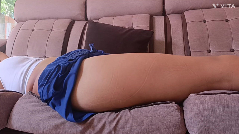 Kamila6922: 내 여친이 쉬고 있는 걸 발견하고 그녀를 빨아