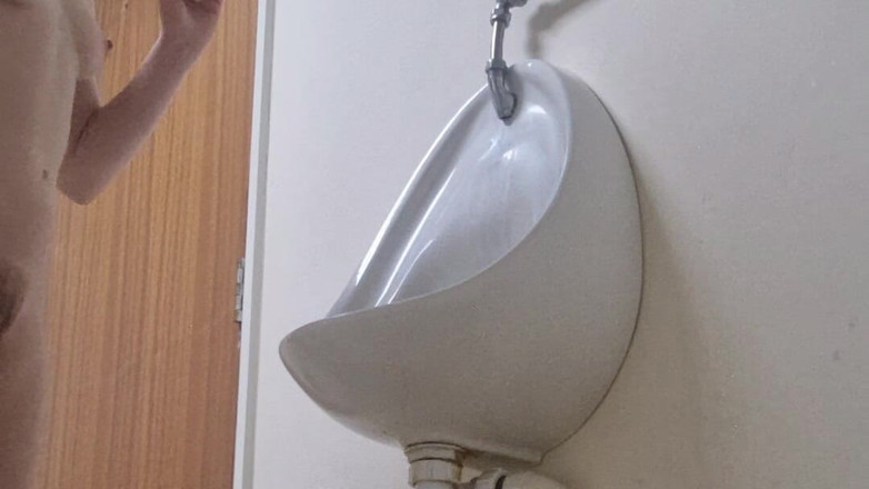 Lillia Cena: 뻑가는 후장 스트립과 오줌을 싸는 소녀 화장실 위험한 오줌