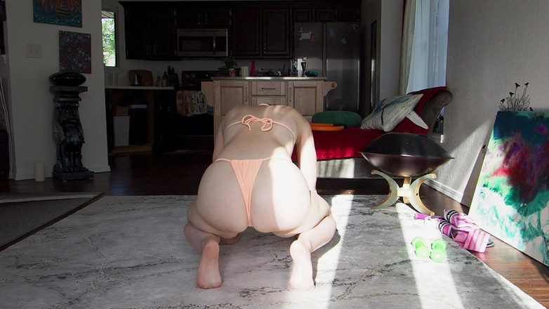 Aurora Willows: La déesse Aurora Willowssexy s’entraîne en bikini