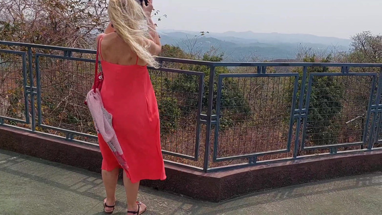 Selena701: Soție blondă matură se bucură de sex pe jumătate goală