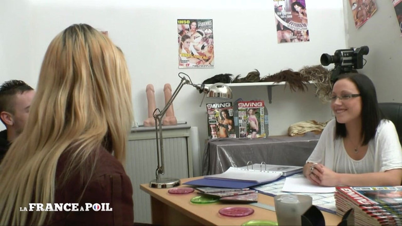 Girls Bang: La puttana bionda risponde alla chiamata del casting con stallone...