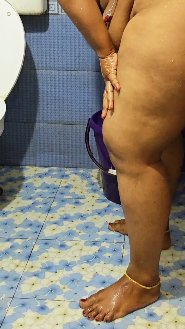 Anne Ipe: Fată desi care face duș complet goală în spațiul ei privat