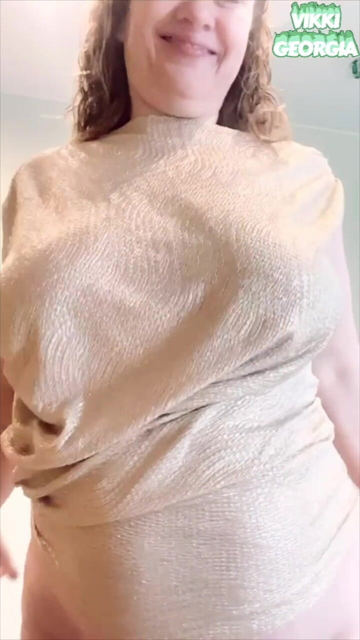 VikkiGeorgia: 젖탱이를 빠는