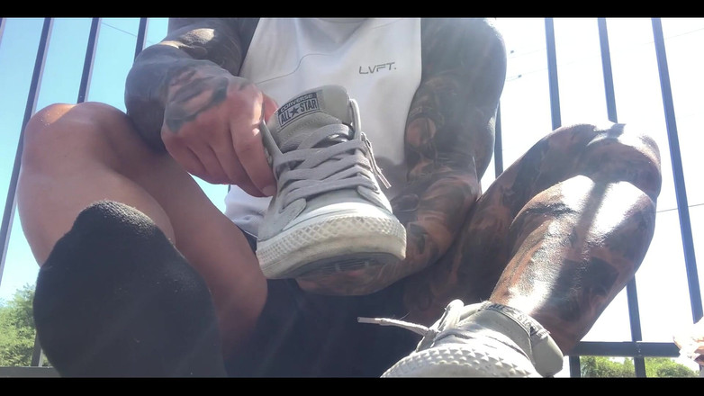 Jasons feet: 我在 UPS 外面