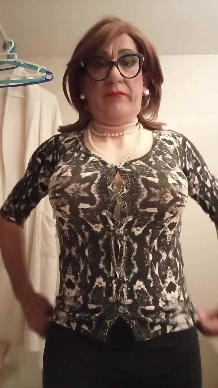 Yusti: Berpakaian di hadapan cermin