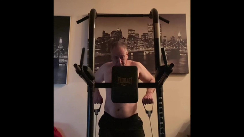 Alex Art: Güçlü adam antrenmandan sonra mastürbasyon yapıyor
